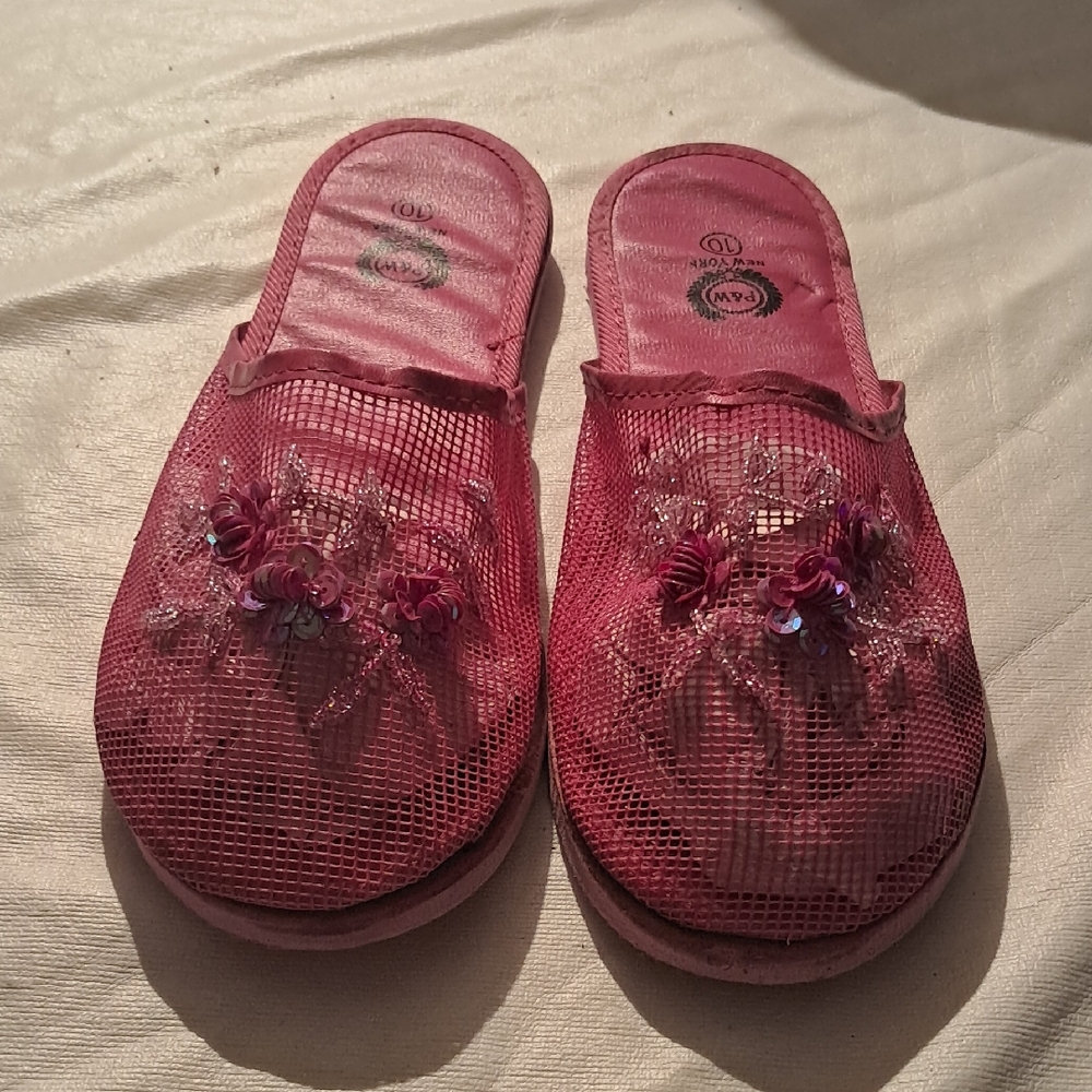 Cozy Pink Mesh Slip-On Slippers with Floral Accents